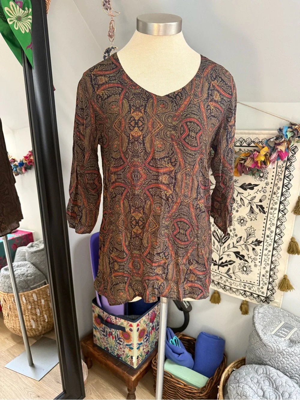 Patterned V-Neck 3/4 Sleeve Women's Top - Brown Paisley Print - Picture 2 of 8